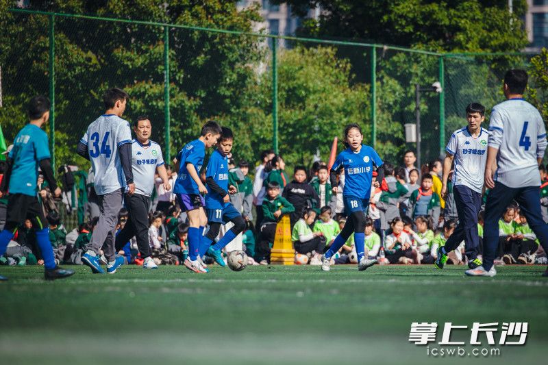 长沙市每年开展成建制年级大课间体育、排球比赛、校园足球四级联赛等20多项赛事，近百万人次参与其中。长沙晚报通讯员 张婷 摄