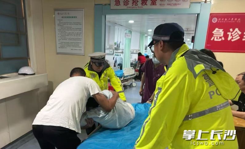 患者及时被送到省人民医院救治。均为通讯员 吴莎 供图