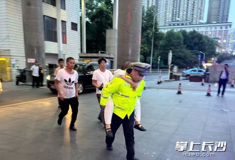 天心交警背着患者前往医院就诊。