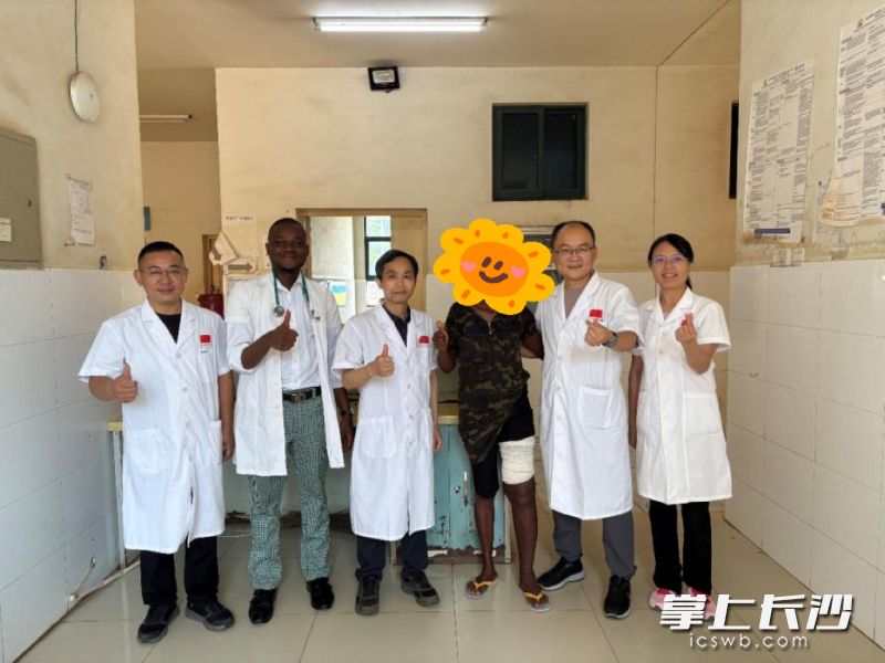 术后，恢复良好的患者与医疗队员以及中塞友好医院医生合影留念。通讯员供图