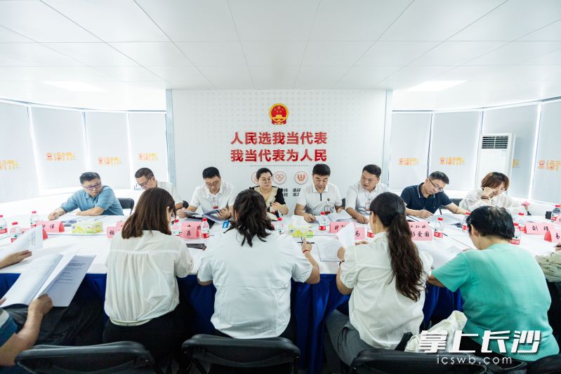 代表们围桌议事。