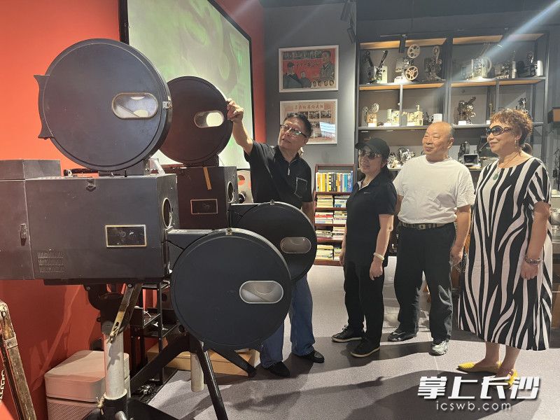 由长沙居民盛伯骥自筹自建的“S＋视文化”电影胶片收藏馆在雨花区黎托街道运达里正式开放。均由全媒体记者 周游 通讯员 高兴 摄