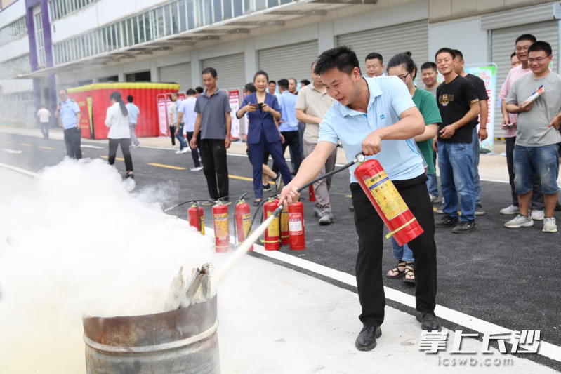 市民体验灭火。 市民体验灭火。