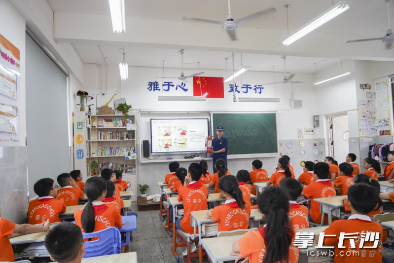 消防宣传员为西雅博才小学学生科普消防安全常识。 均为长沙晚报通讯员吴坤供图 消防宣传员为西雅博才小学学生科普消防安全常识。 均为长沙晚报通讯员吴坤供图
