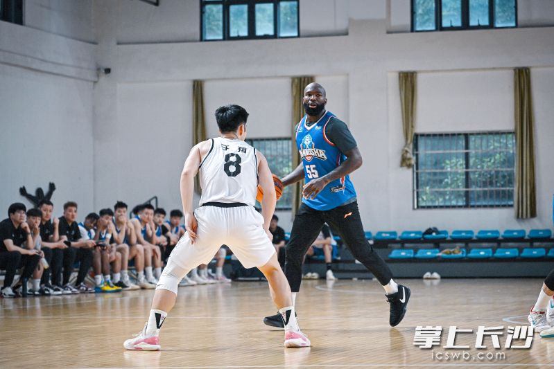 多米尼克·琼斯（右）在赛季前的热身赛中。 俱乐部供图
