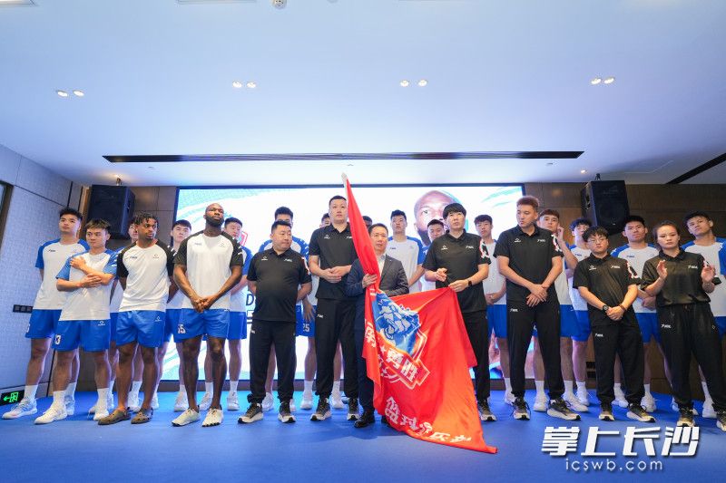 6月25日，长沙勇胜男篮正式出征2025年全国男子篮球联赛（NBL）。仪式上，长沙勇胜男篮全新阵容亮相。  长沙晚报全媒体记者 邹麟 摄