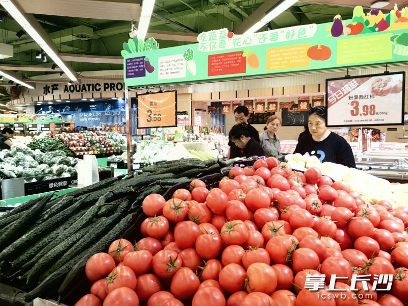 长沙市场蔬菜供应足价格实惠,超市内市民在选购蔬菜。 均为长沙晚报全媒体记者刘捷萍摄 长沙市场蔬菜供应足价格实惠,超市内市民在选购蔬菜。 均为长沙晚报全媒体记者刘捷萍摄