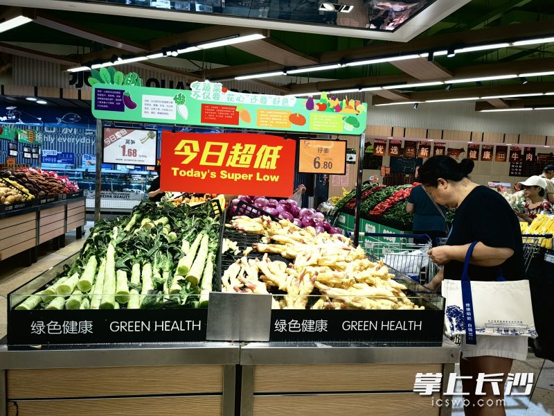 市民选购新鲜蔬菜。 市民选购新鲜蔬菜。