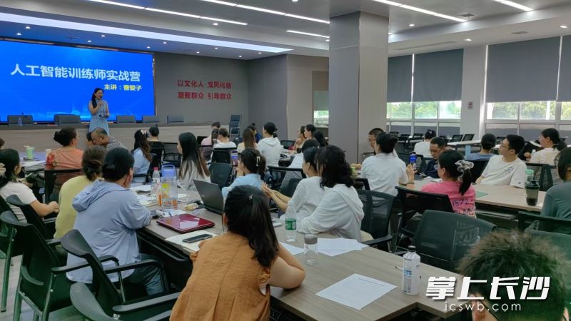 斑马湖社区培训点亮就业新赛道。