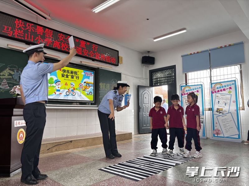“我是小小交通指挥官” 互动游戏邀请学生上台模拟行人过街。长沙晚报全媒体记者 张洋子 摄