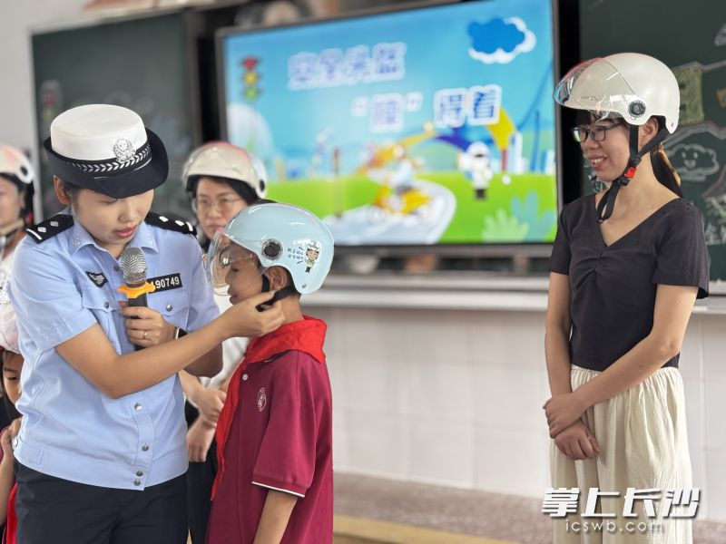 “头盔佩戴比赛”中，家长和学生们两两一组比拼穿戴速度与规范性。通讯员 张旭 摄