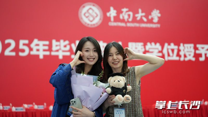 毕业了，再来张合影。