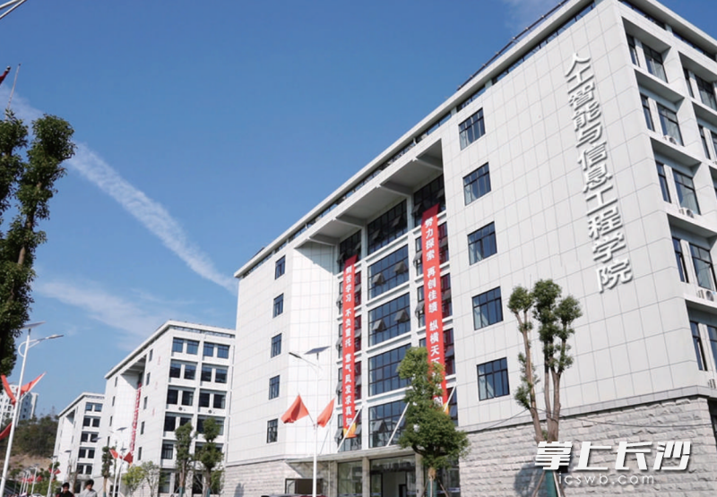 人工智能与信息工程学院教学楼。