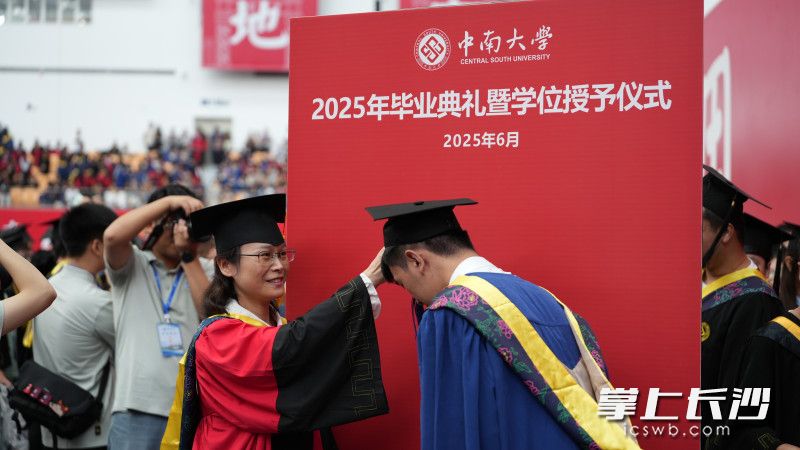 老师们为毕业生拨穗。
