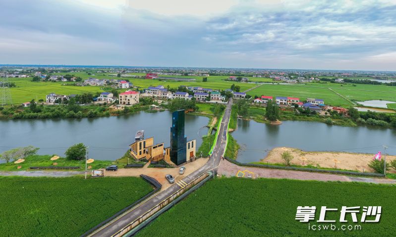白墙黛瓦的农舍错落有致，哑河潺潺流水倒映着蓝天白云，宁乡市金洲镇建设的“梦里乡村”展开秀美画卷。长沙晚报全媒体记者 陈飞 摄
