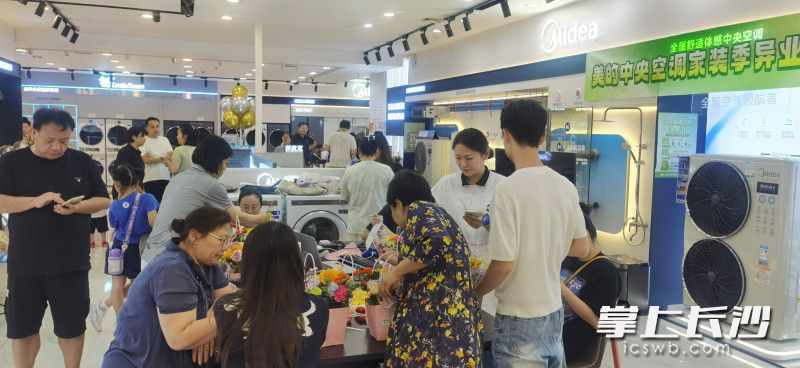 此次消费季对线下门店的带动效果显著，位于喜盈门·范城美的智慧家客流量明显上升。  雨花区商务局供图