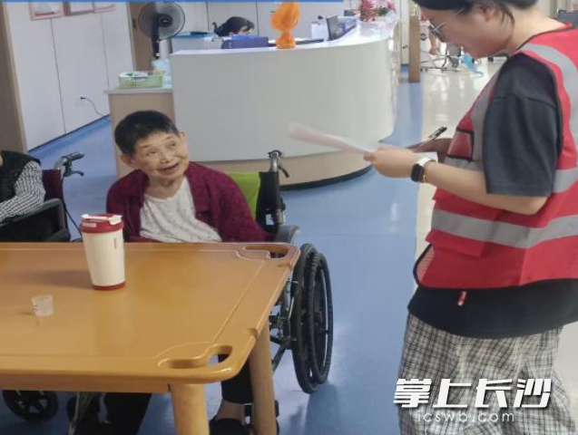 工作人员对老人进行回访。受访者供图 工作人员对老人进行回访。受访者供图