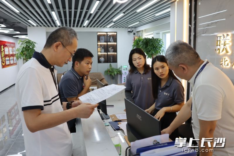 长沙市多部门联合开展规范房地产经纪行为专项检查。长沙晚报全媒体记者周辉霞摄