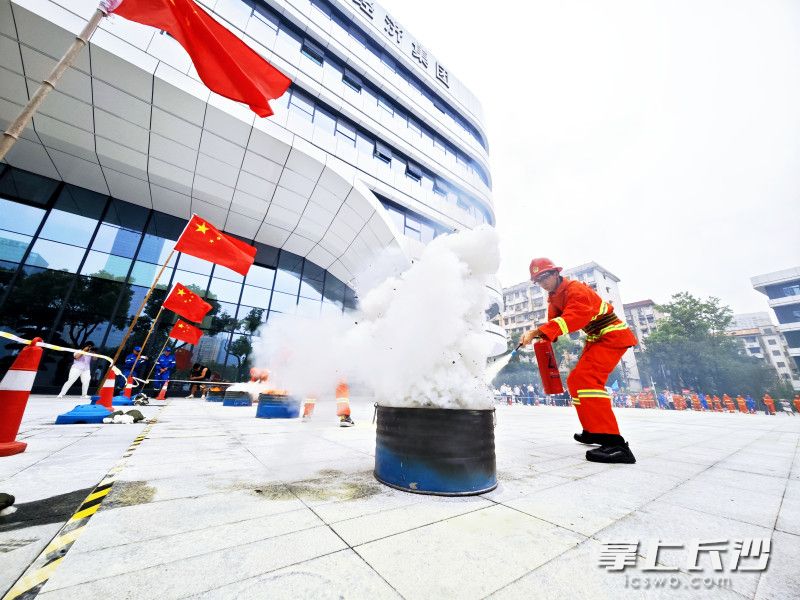 东风路街道举行“安全生产月”大型综合活动，街道消防进行技能比武竞赛。 均为长沙晚报全媒体记者董阳摄