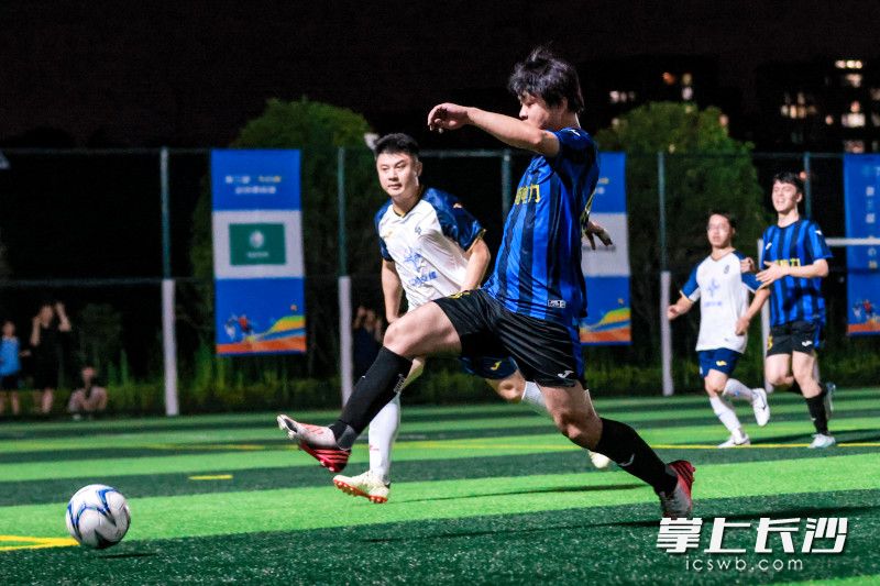 双方队员激烈拼抢。