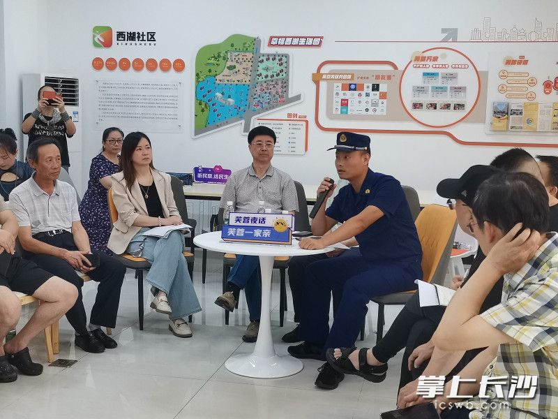 消防专家在解疑释惑。