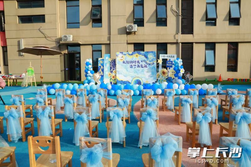 今日芙蓉区教育局观悦幼儿园“画说毕业”典礼现场，幼儿园老师和家长志愿者精心布置出“梦幻舞台”。长沙晚报通讯员 朱梦玲 摄