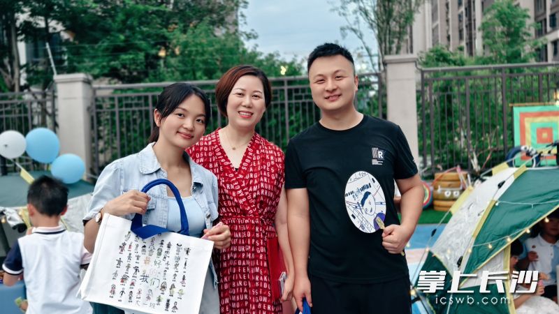 家长们依依不舍地跟老师合照纪念。
