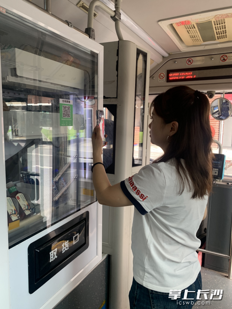 市民扫码购物。