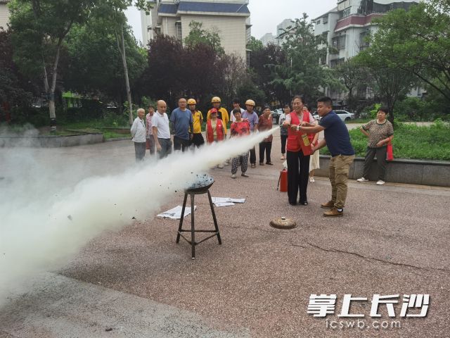 参训人员在教官指导下进行了灭火器使用等实操演练。 长沙晚报通讯员 彭超 蒋理供图