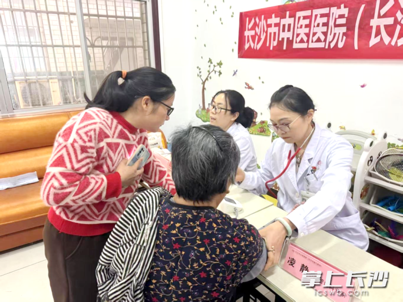 凌静正在看诊。通讯员供图