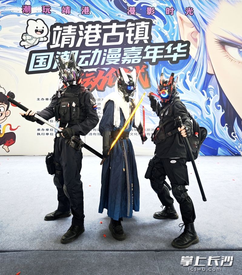 数十位精心装扮的动漫、游戏角色扮演者（COSER）惊艳亮相，从仙气飘飘的古风侠客到未来感十足的科幻战士，从经典国漫角色到人气游戏形象，风格各异。