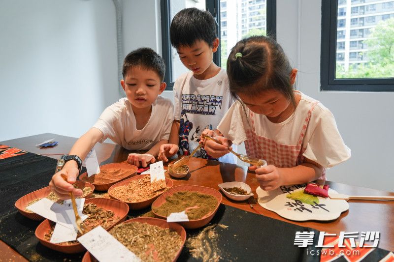 图书馆二楼还可以体验非遗手工制作。