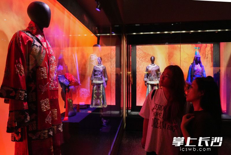 6月28日下午，“对视——湖湘文化与叶锦添新东方美学的时空重构”展览开幕，游客观看展览。 均为长沙晚报全媒体记者邹麟摄