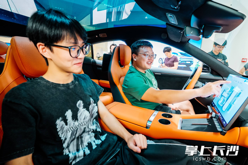 市民体验新上市的小米YU7车。