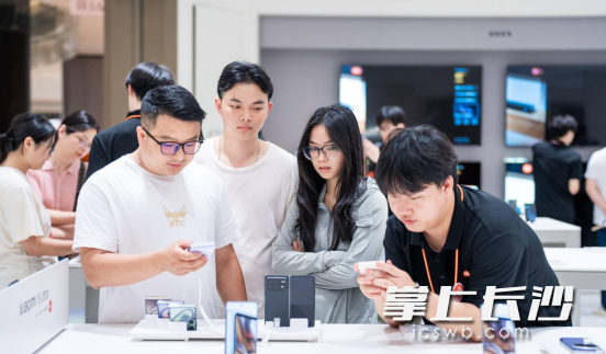 市民体验小米产品。均为通讯员供图