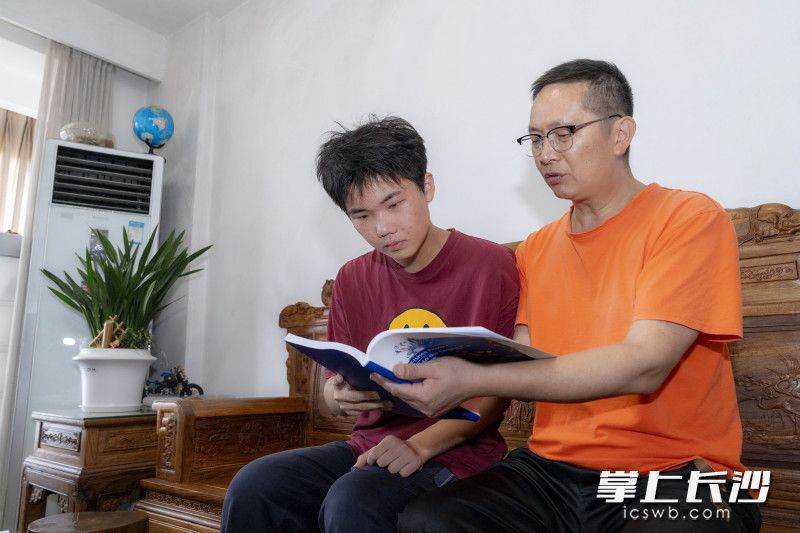 父亲邓文慧随笔记录下与高三儿子的温情日常。 均为长沙晚报全媒体记者周数邑摄