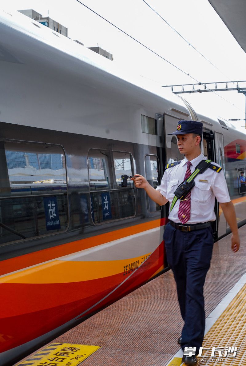 G4972列车安全员正在巡检列车。 长沙晚报全媒体记者 易亿 摄
