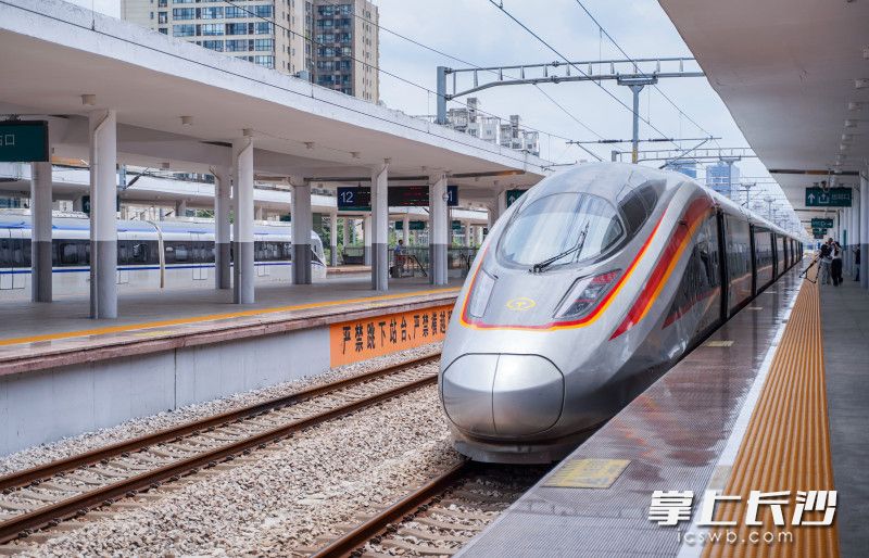 G4972列车驶入长沙站站台。 长沙晚报全媒体记者 易亿 摄