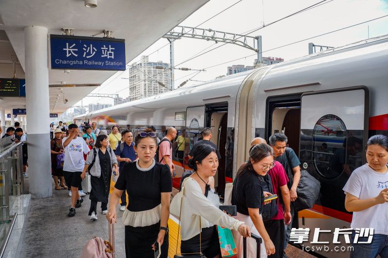 6月28日，长沙站首开至重庆东高铁G4972次列车迎来首批旅客，最快3小时可直达川渝。 长沙晚报全媒体记者 易亿 摄