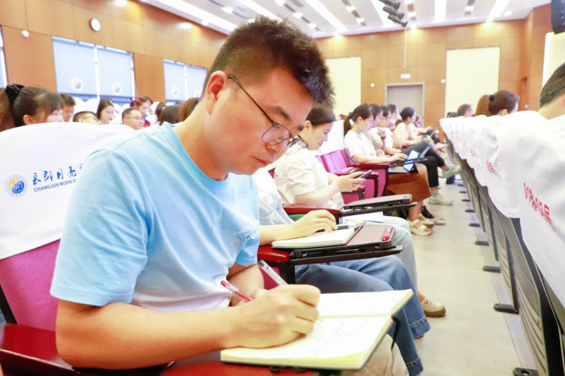 老师们认真参加培训。