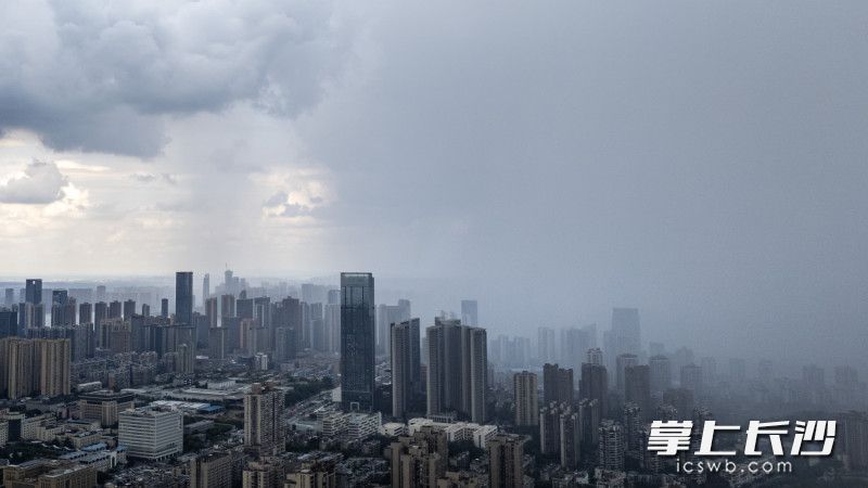 城市上空的雨幕。