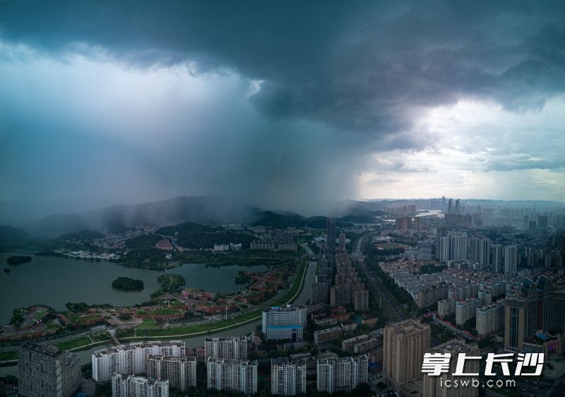 雷雨云团过境。