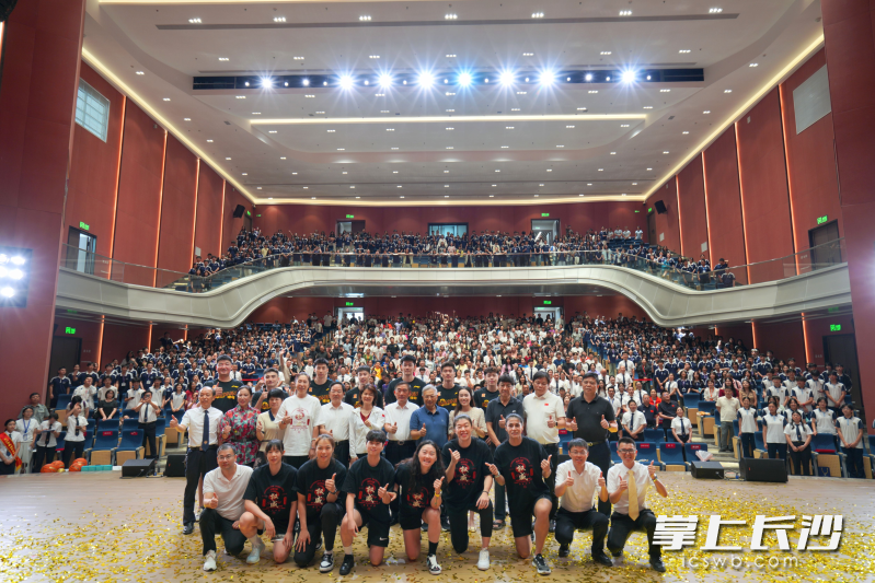 球员们与新世纪中学的师生进行了交流互动。
