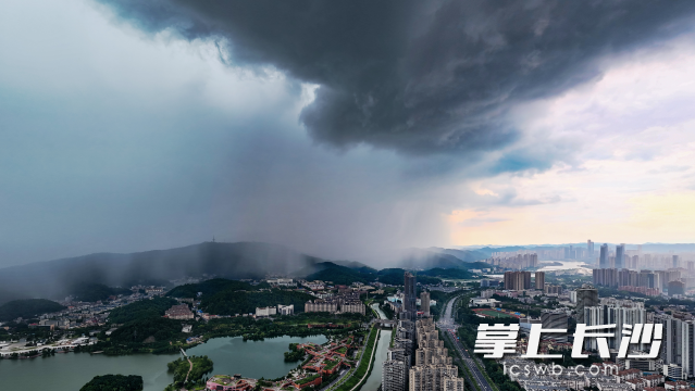 “急风骤雨”虽来去匆匆，但需加强安全防范。  长沙晚报全媒体记者 郭雨滴 摄