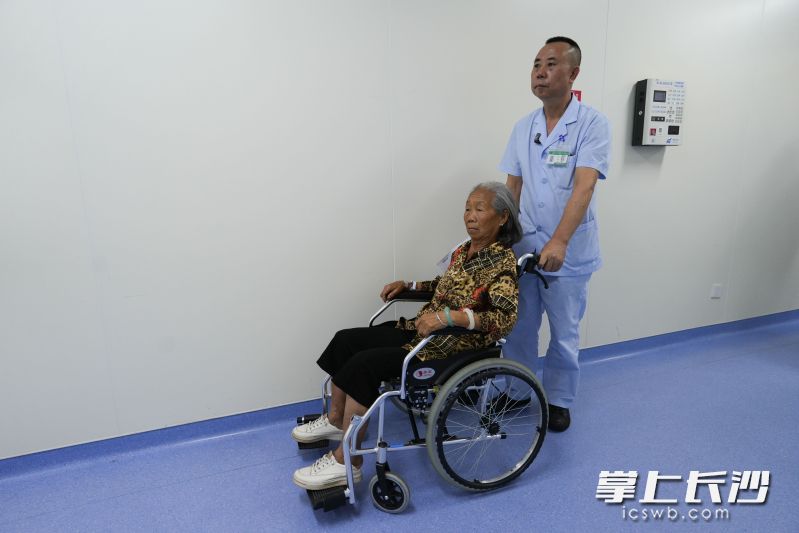 经过专业培训的护工对患者进行照护。