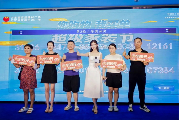知名网络达人米叮与获奖者合影