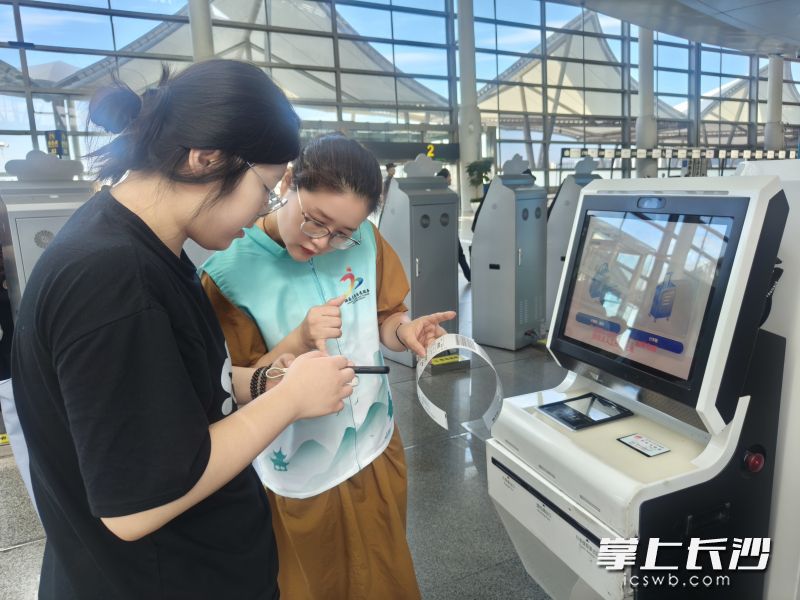志愿者服务乘客。  均为主办方供图