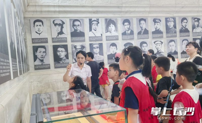 孩子们在烈士塔接受红色文化教育。均为公园供图