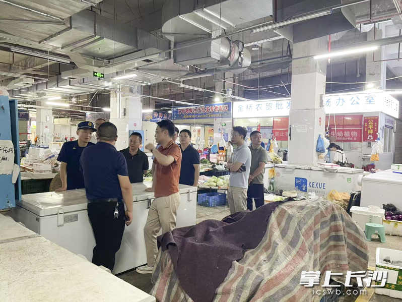 检查组在市场进行消防检查。 长沙晚报通讯员 颜家琪 摄