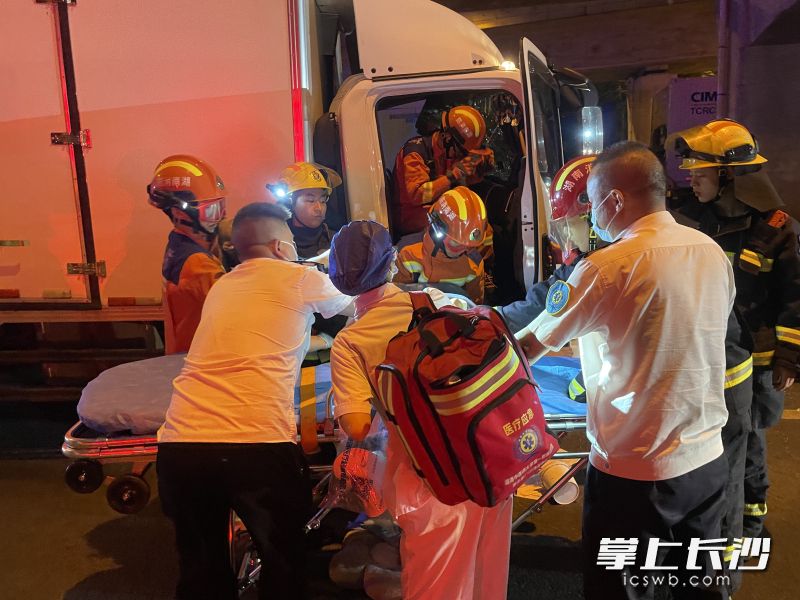 消防员成功营救被困司机。 长沙晚报通讯员 和大欢 摄